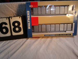 lot 68 image: Set of 2 Walthers Rail Cars