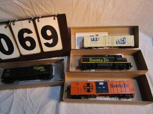lot 69 image: Box of 4 Althearn Rail Cars