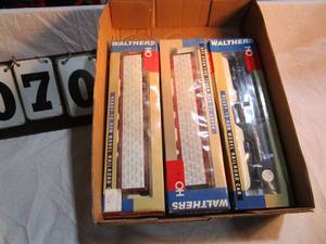 lot 70 image: Box of 3 Walthers Rain Cars