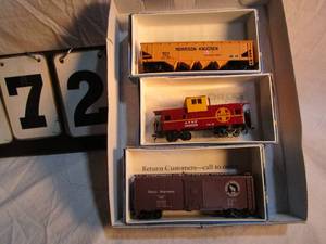 lot 72 image: Box of 3 Misc Rail Cars