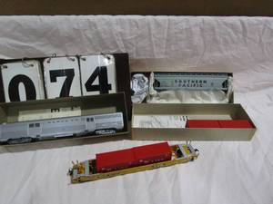 lot 74 image: 3 Athearn Rail Cars