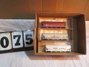 lot 75 image: Box with 3 Athearn Rail Cars
