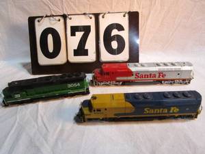 lot 76 image: Box of 3 Engines