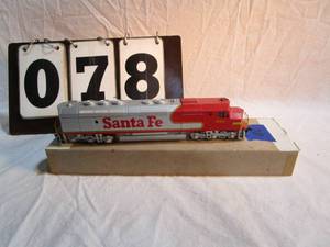 lot 78 image: Athearn Santa Fe Engine 100
