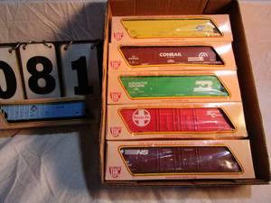 lot 81 image: Box of IHC 5 Freight Cars