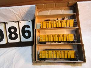 lot 86 image: Box of 3 Roundhouse Cars