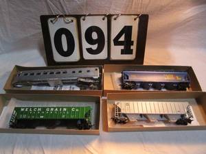 lot 94 image: 4 Athearn Rail Cars