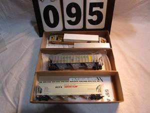 lot 95 image: 3 Athearn Rail Cars