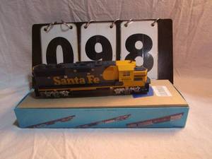 lot 98 image: Athearn Santa Fe Engine #4020