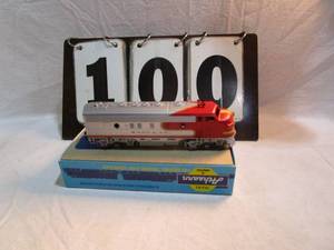 lot 100 image: Athearn Santa Fe Engine