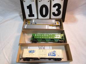 lot 103 image: Box of 3 Athearn Rail Cars