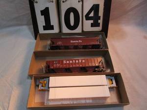 lot 104 image: Box of 3 Athearn Rail Cars