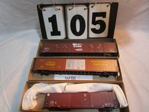lot 105 image: Box of 3Athearn Rail Cars
