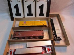 lot 111 image: Box of 4 Athearn Rail Cars