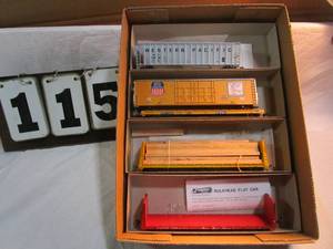 lot 115 image: Box with 4 Roundhouse Rail Cars