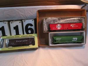lot 116 image: Box of 3 Train Cars