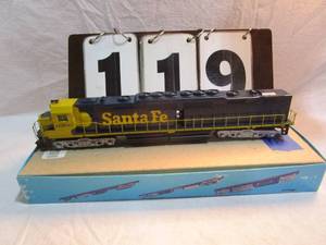 lot 119 image: Athearn Santa Fe Engine #6900