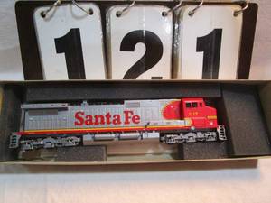 lot 121 image: Athearn Santa Fe Engine #617