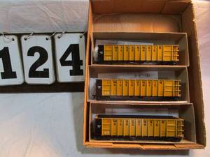 lot 124 image: Roundhouse box of 3 Rail Cars
