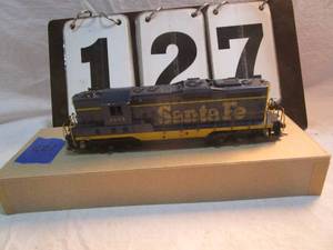 lot 127 image: Athearn Santa Fe Engine #2685