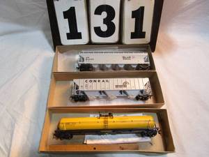 lot 131 image: Box of 3 Athearn Rail Cars