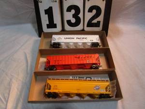 lot 132 image: Athearn Box of 3 Cars