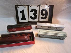 lot 139 image: Box of 4 Assorted Rail Cars