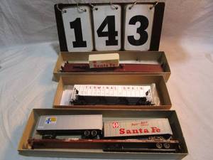 lot 143 image: Box of 3 Athearn Cars
