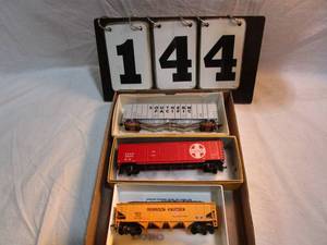 lot 144 image: Box of 3 Assorted Rail Cars