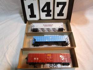 lot 147 image: Box of 3 Athearn Rail Cars