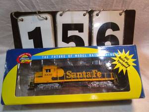 lot 156 image: Athearn Santa Fe Engine #3332