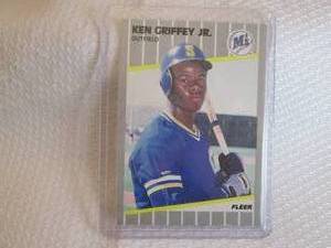 lot 4 image: 1989 Fleer Ken Griffey JR Rookie Ca...