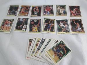 lot 172 image: Assorted 1992-93 Topps Gold Basketb...