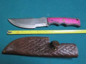 lot 618 image: Hand crafted Damascus knife with le...