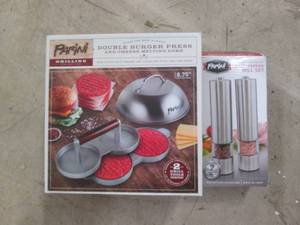 lot 6 image: New Parini Salt and pepper mill set...