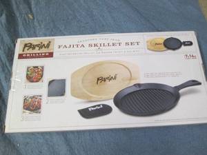 lot 19 image: New Parini fajita skillet set...