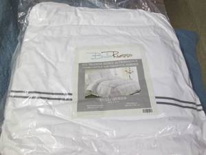 lot 34 image: New Bella Russo queen comforter...