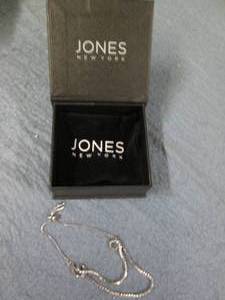 lot 77 image: Jones New York nracelet...