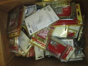 lot 133 image: Large box of corner and L braces...