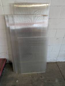 lot 160 image: 19 Corrugated plastic sheets, assorted sized, 19 total
