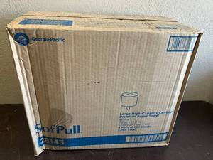 lot 4 image: Sofpull Centerpull Paper Towels