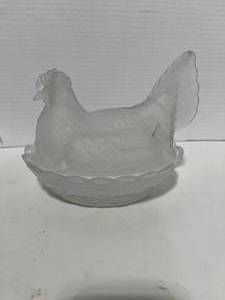 lot 4 image: Vintage Westmoreland Frosted Glass 8 Hen on Nest