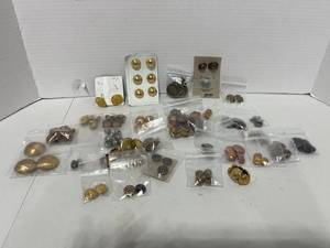 lot 21 image: Lot of Vintage Metal Shank Button Sets