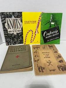 lot 22 image: Lot of 5 Vintage Boy Scouts Books Knots, Braiding, Whittling and First Aid