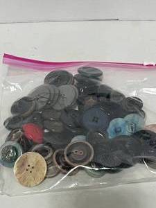 lot 48 image: Lot of 53 Large Vintage Buttons