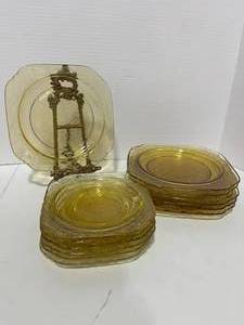 lot 71 image: 1930s Federal Glass Amber 6 Square Plates and 8 Square Plates Madrid Pattern Some with Chips