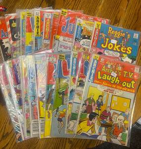 lot 102 image: #6 Lot of 20 Vintage Comic Books Archies T.V. Laugh Out, Jughead, Archies Clean Slate and More