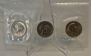 lot 95 image: 1979 PDS Susan B. Anthony 3 Coin Dollar Souvenir Set - cello wrapped