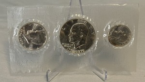 lot 96 image: 1975 Bicentennial SILVER Uncirculated Proof 3 Coin Set (DollarHalf DollarQuarter) - cello wrapped