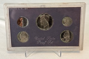 lot 111 image: 1986 Proof Set (5 coins) - No external case, fire damage evident